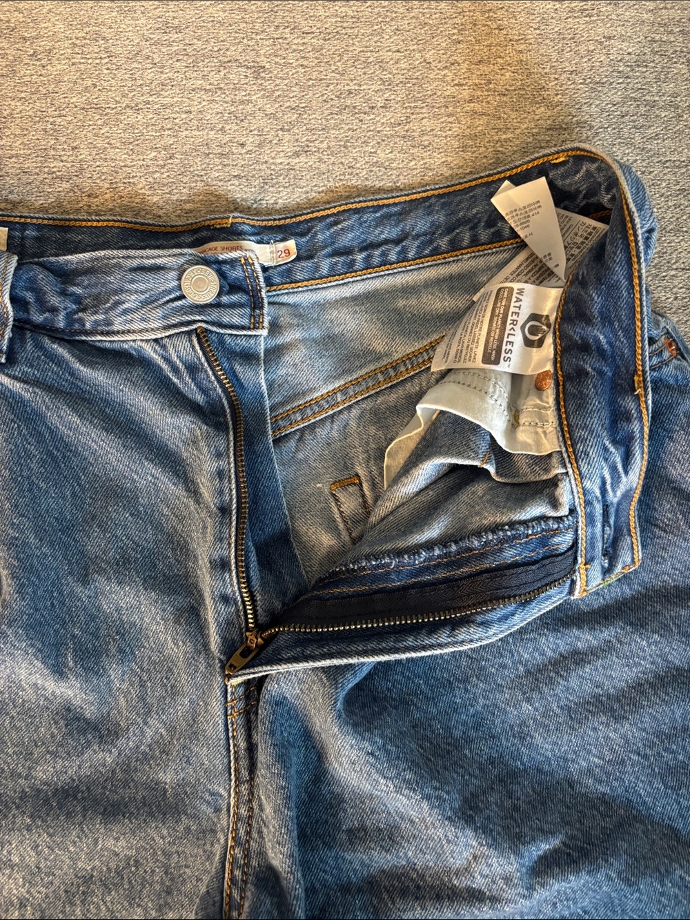 Levi’s Ribcage Shorts - Picture 3 of 6